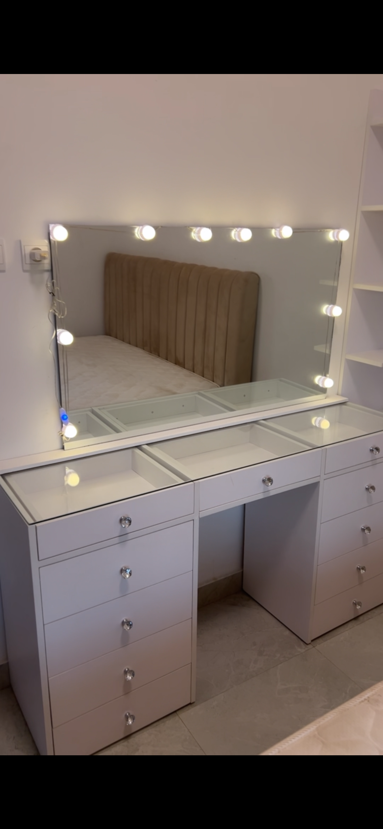 Coiffeuse vitrine sans bordure
